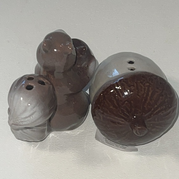 NWT- Squirrel and nut salt and pepper shakers. - Picture 2 of 4